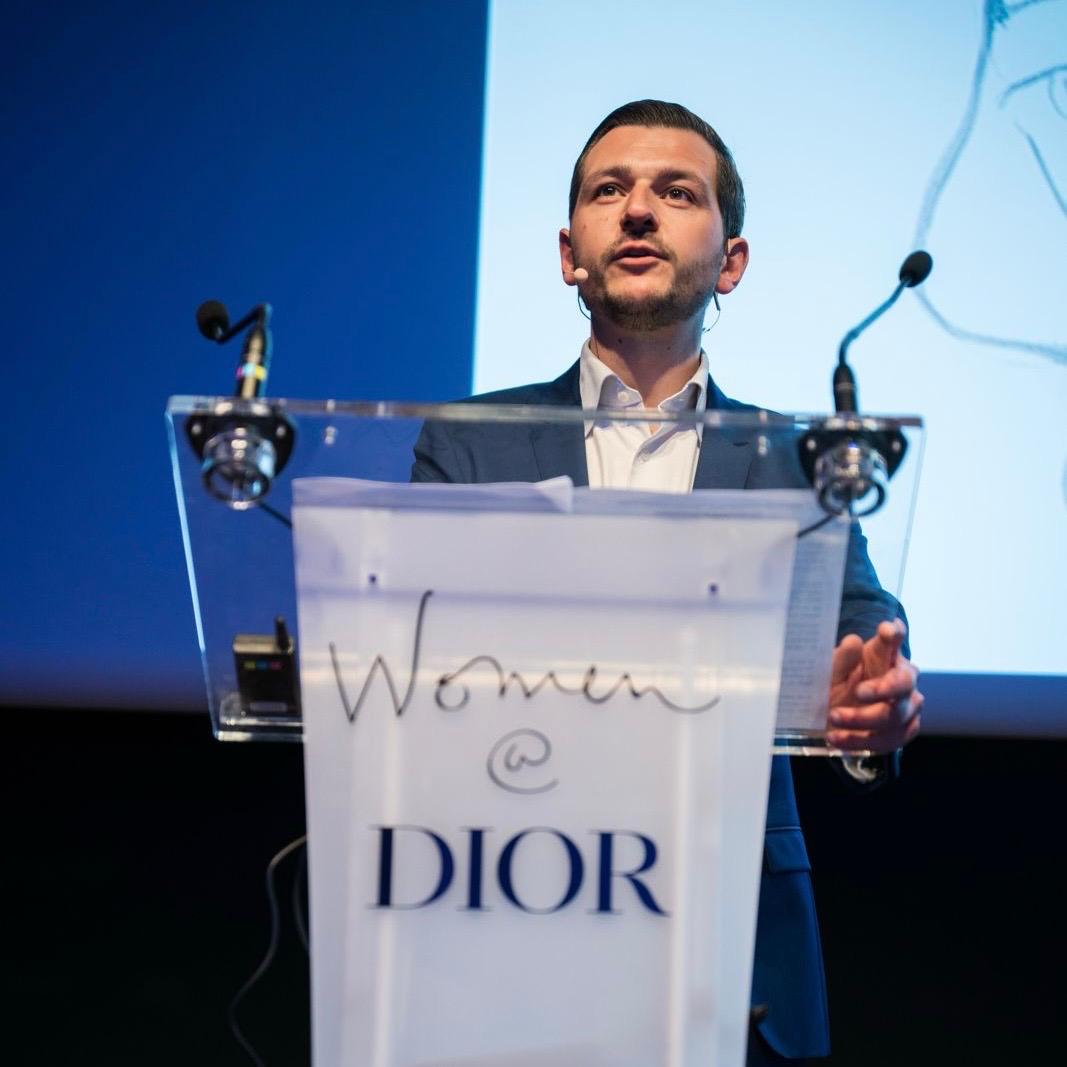 Vincent Avanzi au pupitre lors d’une intervention pour Dior