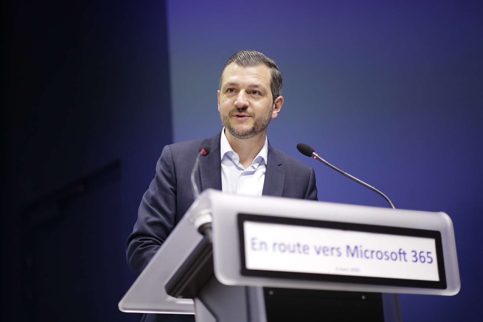 Vincent Avanzi au pupitre lors d’une keynote autour de Microsoft 365
